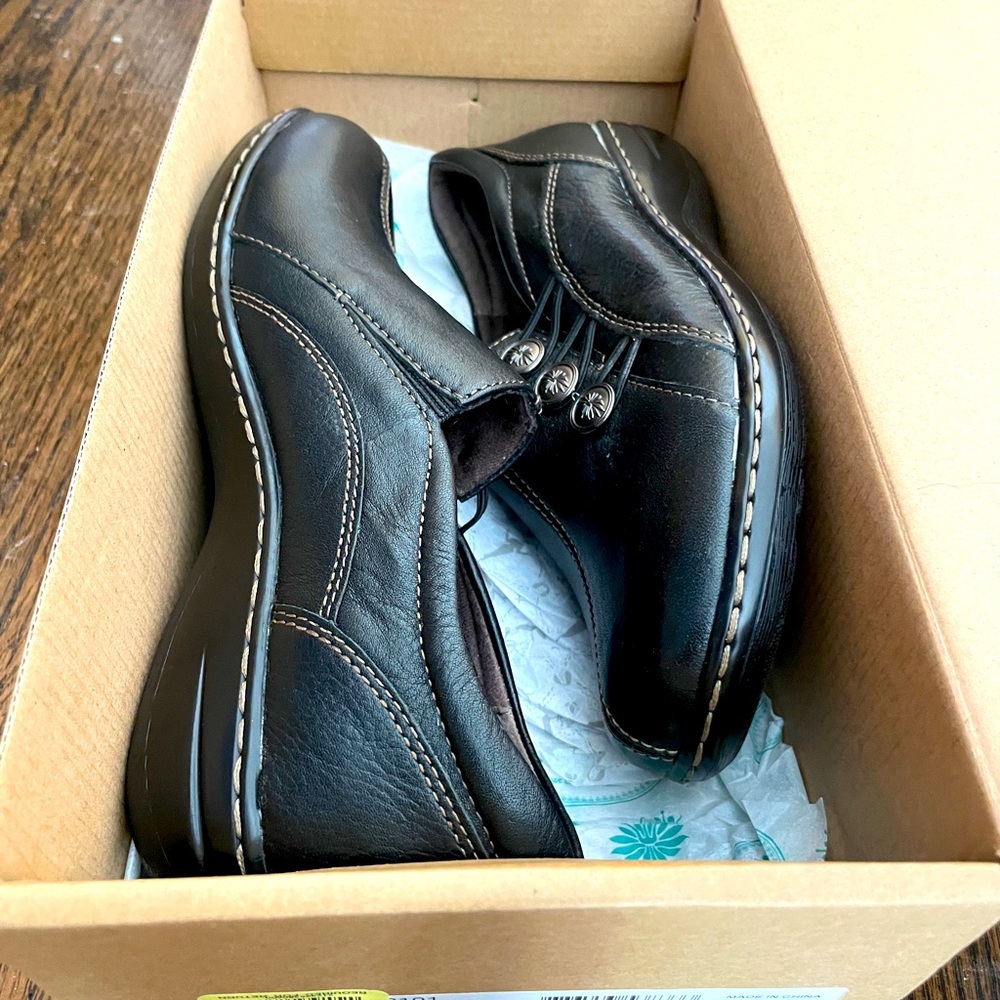 NEW Montana Slip On leather shoes. Size 7M, black with original box.